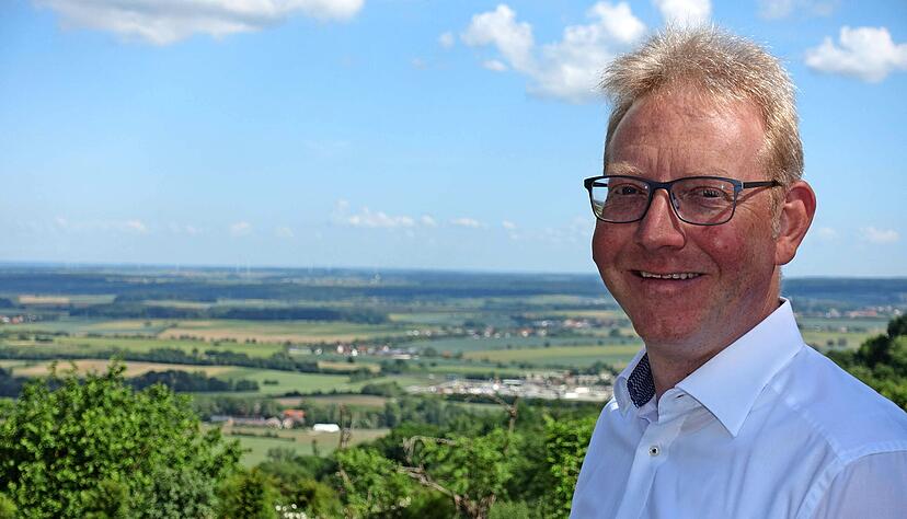 Mit Blick &uuml;bers Hohenloher Land: J&ouml;rg Alber aus Schw&auml;bisch Hall ist neuer Beauftragter des Bundesverbands mittest&auml;ndische Wirtschaft (BVMW) f&uuml;r den Hohenlohekreis. 
Foto: Christian Gleichauf