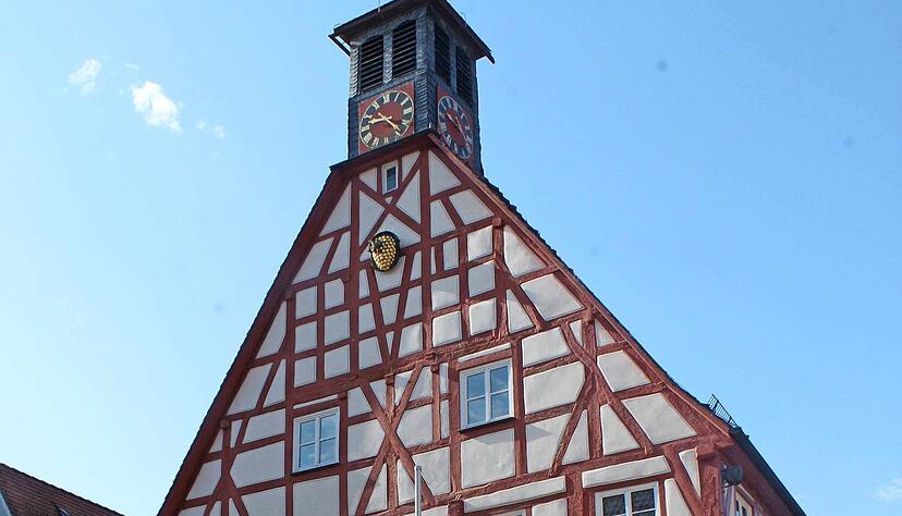 Im Niedernhaller Rathaus herrscht gute Stimmung: Die Stadt steht finanziell weiterhin solide da.
Foto: Archiv/Doll Im Niedernhaller Rathaus herrscht gute Stimmung: Die Stadt steht finanziell weiterhin solide da.
Foto: Archiv/Doll