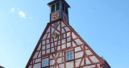 Im Niedernhaller Rathaus herrscht gute Stimmung: Die Stadt steht finanziell weiterhin solide da.
Foto: Archiv/Doll Im Niedernhaller Rathaus herrscht gute Stimmung: Die Stadt steht finanziell weiterhin solide da.
Foto: Archiv/Doll