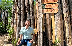 Roy Jastrow, einer der Kirchen&auml;ltesten der evangelischen Kirchengemeinde Eppingen, hat zusammen mit Gefl&uuml;chteten die Elemente der Kirchenoase gebaut.