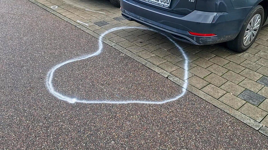 Vor Ort finden sich am Edeka-Parkplatz in Niedernhall Trauerbekundungen nach dem Tod eines 12-Jährigen.