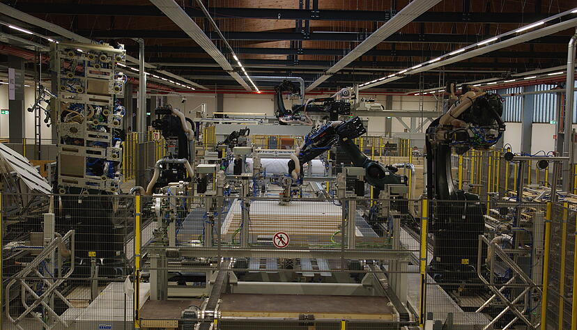 Insgesamt 50 Roboter sind im Holzmodul-Werk von Gropyus in Richen im Einsatz. An dieser Station beginnt die Montage der Wandteile. Insgesamt 50 Roboter sind im Holzmodul-Werk von Gropyus in Richen im Einsatz. An dieser Station beginnt die Montage der Wandteile.