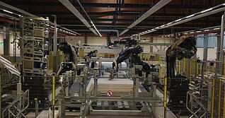 Insgesamt 50 Roboter sind im Holzmodul-Werk von Gropyus in Richen im Einsatz. An dieser Station beginnt die Montage der Wandteile.