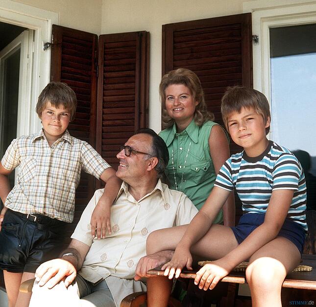 Der CDU-Vorsitzende und damalige Ministerpr&auml;sident von Rheinland-Pfalz, Helmut Kohl, mit seiner Ehefrau Hannelore und seinen S&ouml;hnen Peter (rechts) und Walter, aufgenommen am 21.7.1975 im Sommerurlaub in St. Gilgen in &Ouml;sterreich.  Foto: Archiv/Heinz Wieseler/dpa