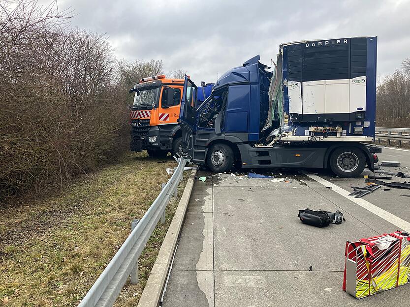 Auf der A81 beim Kreuz Weinsberg hat sich ein Unfall mit einem Lastwagen ereignet. Auf der A81 beim Kreuz Weinsberg hat sich ein Unfall mit einem Lastwagen ereignet.