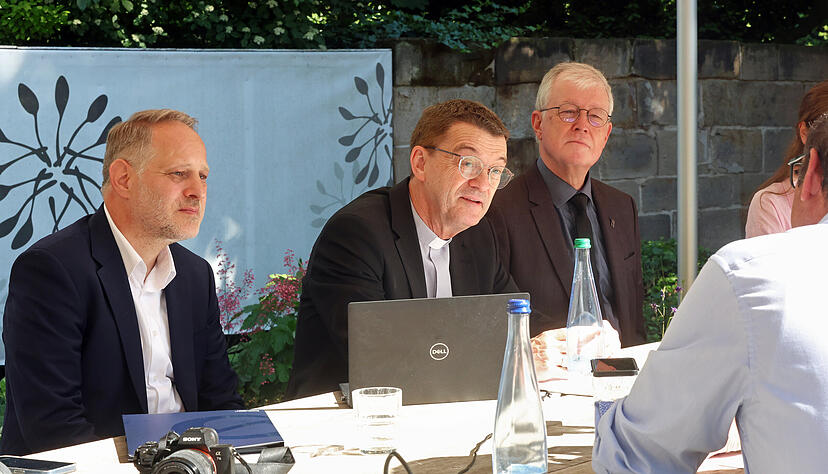 Bischof Dr. Klaus Krämer (Mitte) mit seinem Medienchef Tobias Döpker (links) und Dekan Roland Rossnagel bei einer Pressekonferenz zum Thema KI in Heilbronn. Bischof Dr. Klaus Krämer (Mitte) mit seinem Medienchef Tobias Döpker (links) und Dekan Roland Rossnagel bei einer Pressekonferenz zum Thema KI in Heilbronn.
