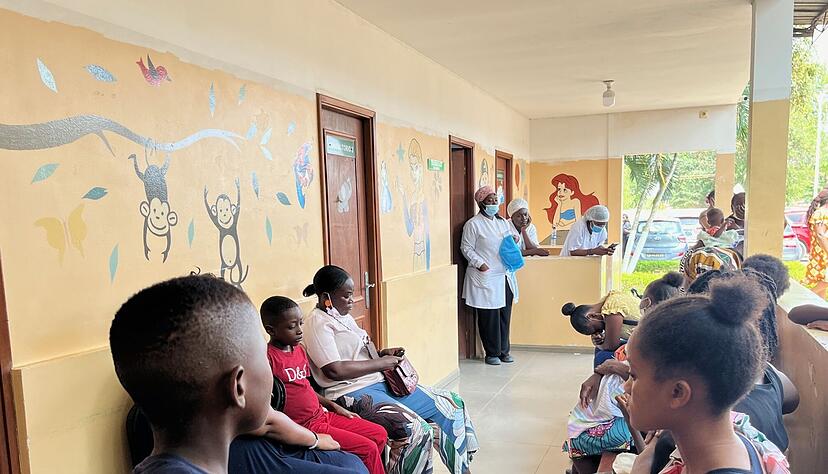 Kinder warten mit ihren Eltern auf einen Impftermin im Cajueiro Krankenhaus. Kinder warten mit ihren Eltern auf einen Impftermin im Cajueiro Krankenhaus.