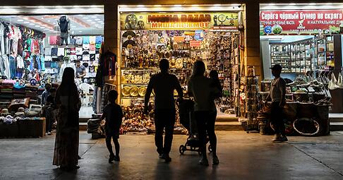 Touristen stehen vor einem Gesch&auml;ft auf dem alten Markt.  (Symbolbild)