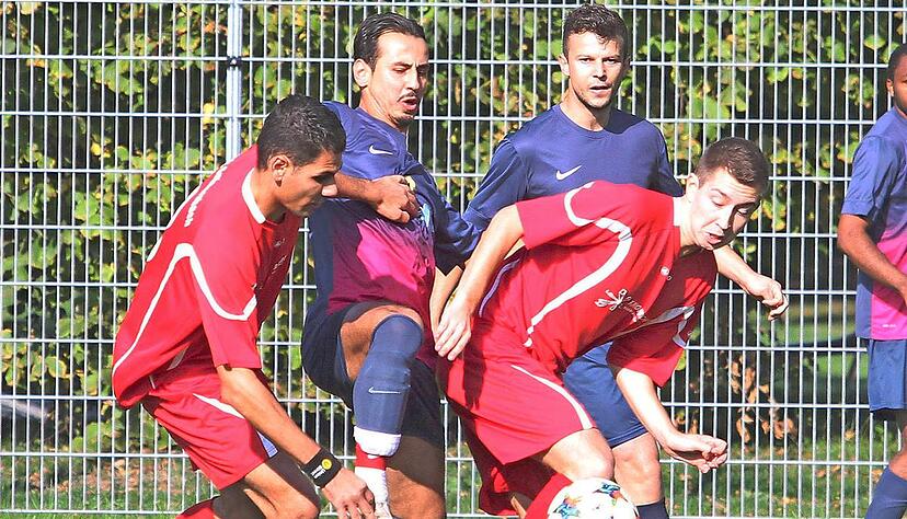 Ermin Varupa (rechts) kl&auml;rt hier f&uuml;r die Spfr Gellmersbach. Es reichte dennoch nicht zum ersten Sieg, den feierte mit 3:1 der ASV Heilbronn.Foto: Alex Bertok