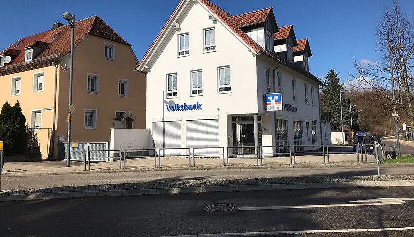 Ein Unbekannter hat am Montagmittag eine Volksbank-Filiale in der Friedrichsruher Straße überfallen und ist seitdem auf der Flucht. Foto: Jürgen Kümmerle