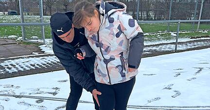 Zusammen mit Vater Sven hat Alicia auf dem Sportplatz schon mal für ihren Auftritt am kommenden Sonntag geübt. Um 14 Uhr führt die Zwölfjährige, die Fan des VfB Stuttgart ist, den Anstoß für das Benefizspiel in Abstatt aus. 
Foto: Privat