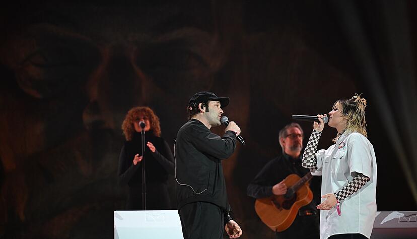 Der S&auml;nger Bosse und die S&auml;ngerin Paula Carolina bei der Er&ouml;ffnungsshow der Europ&auml;ischen Kulturhauptstadt in Chemnitz.
