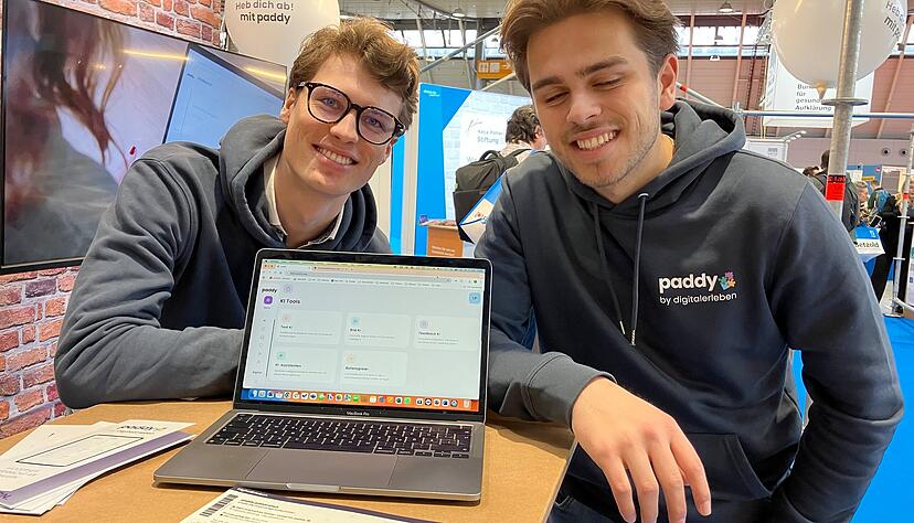 Auch Start-ups pr&auml;sentieren ihre KI-L&ouml;sungen auf der Bildungsmesse Didacta: Lukas Portmann (links) und Tobias Schr&ouml;der mit ihrem Programm Paddy.