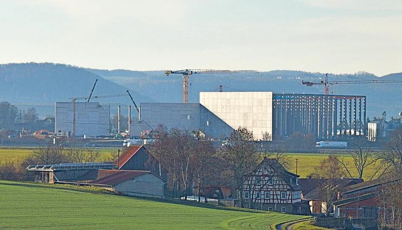 L&ouml;schenhirschbach im Vordergrund, der Sch&auml;fer und Peters-Neubau im Hintergrund: Die Baustelle schreitet voran.