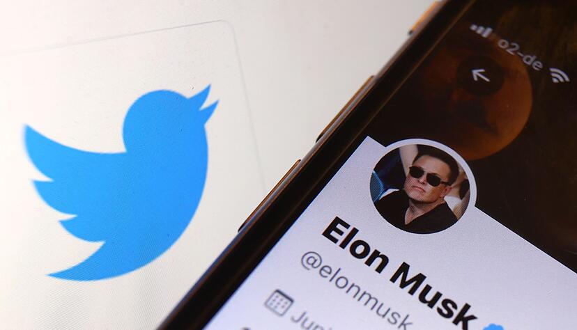 Der Twitter-Account von Elon Musk vor dem Logo der Nachrichten-Plattform Twitter. Twitter steuert auf die &Uuml;bernahme durch den Tech-Milliard&auml;r zu.