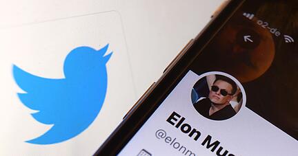 Der Twitter-Account von Elon Musk vor dem Logo der Nachrichten-Plattform Twitter. Twitter steuert auf die &Uuml;bernahme durch den Tech-Milliard&auml;r zu.