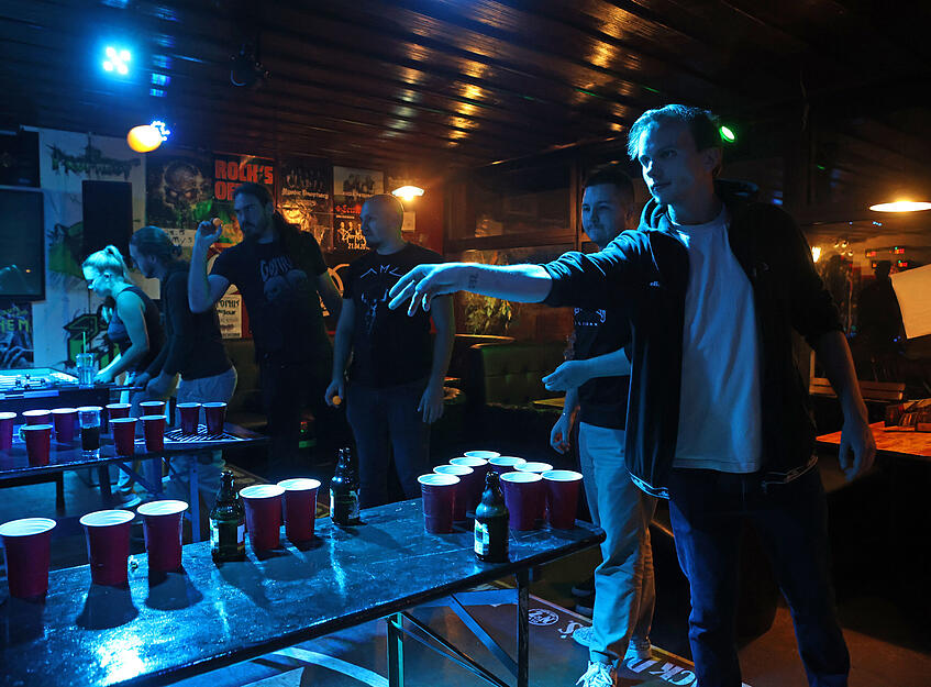 Beim Beer Pong muss der Tischtennisball in Bechern landen.