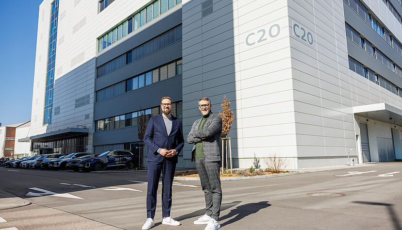 Verantworten bei Audi in Neckarsulm die Verbrenner- und Hochvoltentwicklung: Matthias Honzen (links) und Jens Baumann vor dem Multifunktionsgeb&auml;ude C20.
