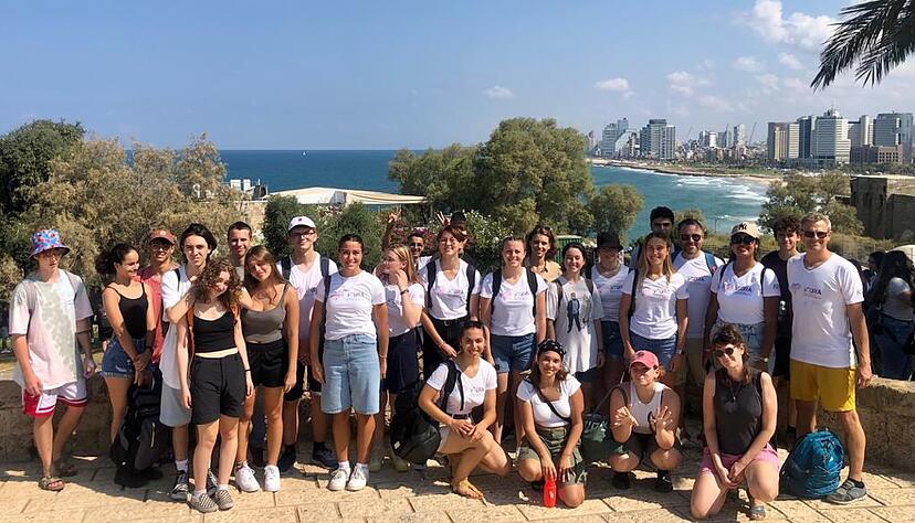 Schülerinnen und Schüler des Albert-Schweitzer-Gymnasiums während ihres Austauschs in Tel Aviv. Schülerinnen und Schüler des Albert-Schweitzer-Gymnasiums während ihres Austauschs in Tel Aviv.
