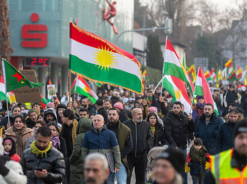 Transparente, Fahnen und Plakate prägen die pro-kurdische Demonstration in Heilbronn. Transparente, Fahnen und Plakate prägen die pro-kurdische Demonstration in Heilbronn.