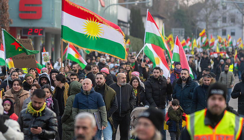 Transparente, Fahnen und Plakate pr&auml;gen die pro-kurdische Demonstration in Heilbronn.