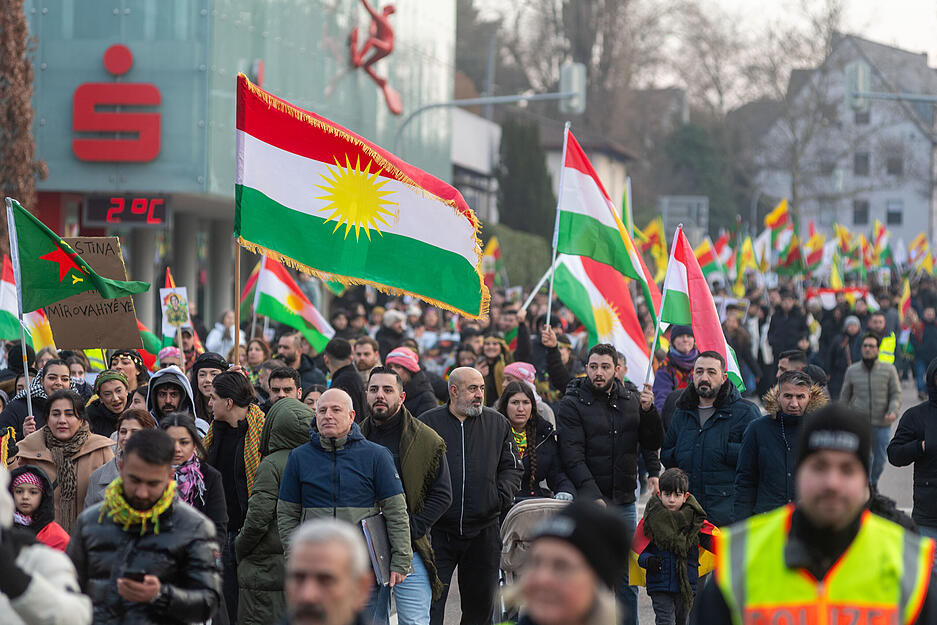 Transparente, Fahnen und Plakate pr&auml;gen die pro-kurdische Demonstration in Heilbronn.