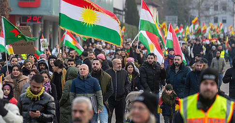 Transparente, Fahnen und Plakate pr&auml;gen die pro-kurdische Demonstration in Heilbronn.