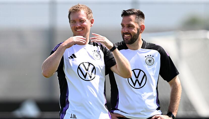 Standard-Flüsterer Mads Buttgereit (r) mit Bundestrainer Julian Nagelsmann. (Archivbild) Standard-Flüsterer Mads Buttgereit (r) mit Bundestrainer Julian Nagelsmann. (Archivbild)