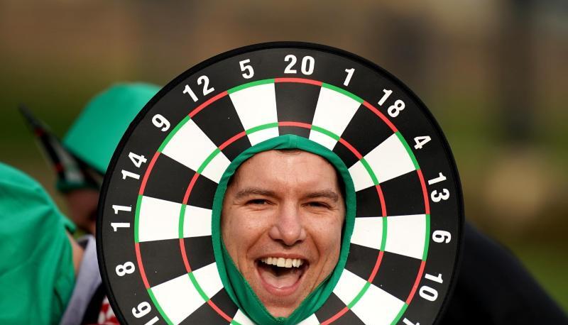 Ein als Zielscheibe verkleideter Darts-Fan. Ein als Zielscheibe verkleideter Darts-Fan.