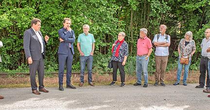 Austausch an der Strecke in Brackenheim: Die Grünen-Landtagsabgeordneten Michael Joukov (Dritter von links) und Erwin Köhler sowie Initiativträger. 
Foto: Helmut Melchert