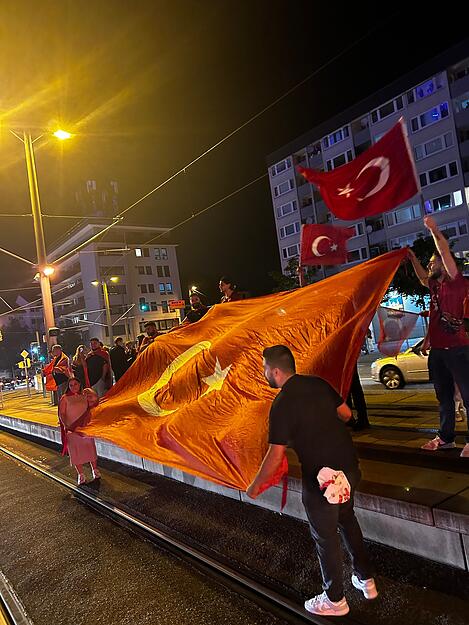 In Heilbronn feiern Türkei-Fans nach dem Achtelfinaleinzug.