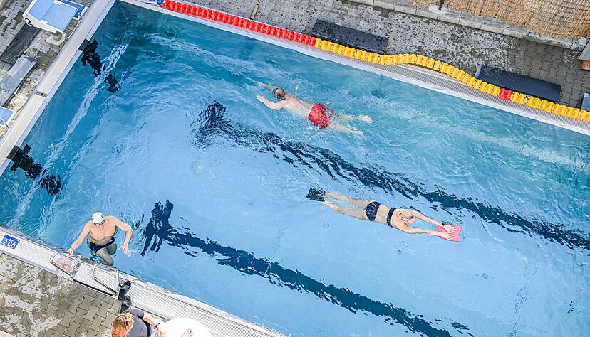 Mitten im November treibt es noch etliche ins private Freibad.