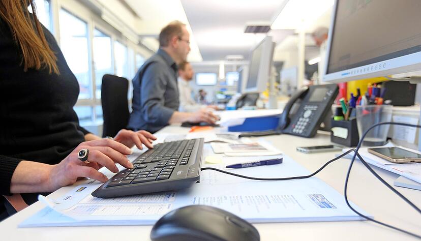Die Redakteure am Produktionsdesk heißen bei der Heilbronner Stimme Editoren. Sie verteilen und bearbeiten die Texte, die über viele Kanäle von außerhalb in die Redaktion kommen.
Fotos: Archiv