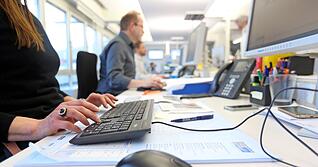 Die Redakteure am Produktionsdesk heißen bei der Heilbronner Stimme Editoren. Sie verteilen und bearbeiten die Texte, die über viele Kanäle von außerhalb in die Redaktion kommen.
Fotos: Archiv
