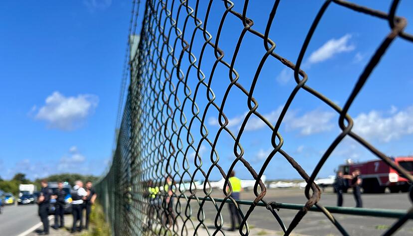 Am Flughafen Sylt sind Polizisten schnell zur Stelle, nachdem Klima-Aktivisten der Letzten Generation ein Loch in den Zaun geschnitten haben und auf das Gelände gelangt sind. Am Flughafen Sylt sind Polizisten schnell zur Stelle, nachdem Klima-Aktivisten der Letzten Generation ein Loch in den Zaun geschnitten haben und auf das Gelände gelangt sind.
