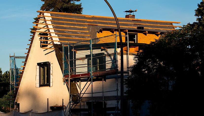 Haus w&auml;hrend einer Sanierung: Oft wird das Dach ged&auml;mmt.
