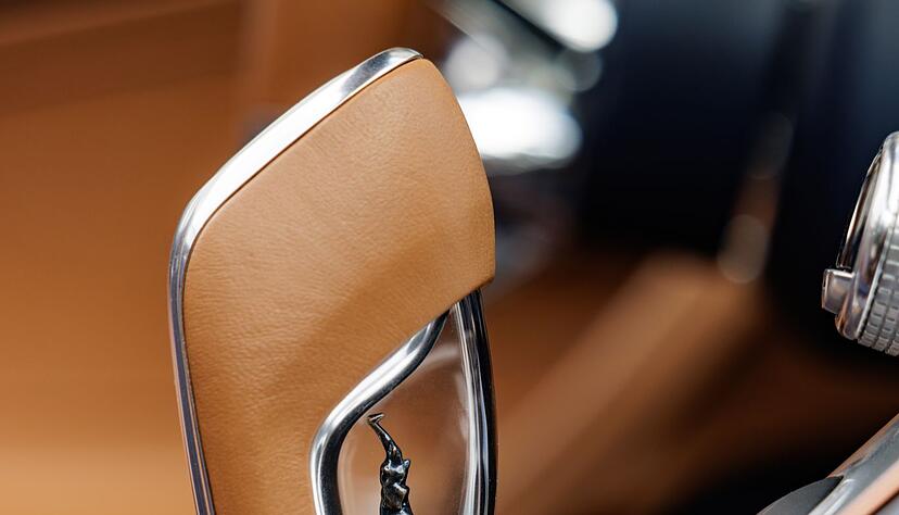 T&ouml;r&ouml;&ouml;&ouml;: Ein winziger Elefant im W&auml;hlhebel des Bugatti Mistral verweist auf den j&uuml;ngeren Bruder des Bugatti-Gr&uuml;nders - ein Bildhauer. So ein Elefant prangte in den 1920er-Jahren als K&uuml;hlerfigur auf einem Bugatti.