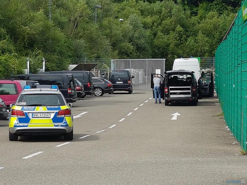 Ein Sondereinsatzkommando an.