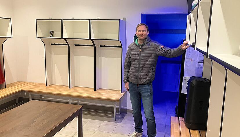 Vorsitzender Clemens Schupp ist stolz auf die bereits in Eigenleistung umgebaute Umkleidekabine. Beliebt sind nicht nur die runderneuerten Bänke mit Kabinenschränken, sondern auch die "blaue Lagune" mit Duschen und kleiner Sauna. Vorsitzender Clemens Schupp ist stolz auf die bereits in Eigenleistung umgebaute Umkleidekabine. Beliebt sind nicht nur die runderneuerten Bänke mit Kabinenschränken, sondern auch die "blaue Lagune" mit Duschen und kleiner Sauna.