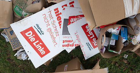 Pforzheim nach der Bundestagswahl: Kaputte Wahlplakate der Linken liegen auf einem Haufen Altpapier.