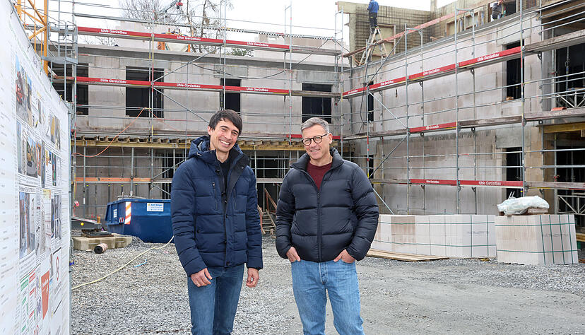 Andreas Lang (links) und Thomas Böhm von der Johannes-Diakonie Mosbach berichten vom Baufortschritt in Neuenstadt. Dort entsteht ein Fachpflegeheim für Menschen mit Behinderung. Andreas Lang (links) und Thomas Böhm von der Johannes-Diakonie Mosbach berichten vom Baufortschritt in Neuenstadt. Dort entsteht ein Fachpflegeheim für Menschen mit Behinderung.