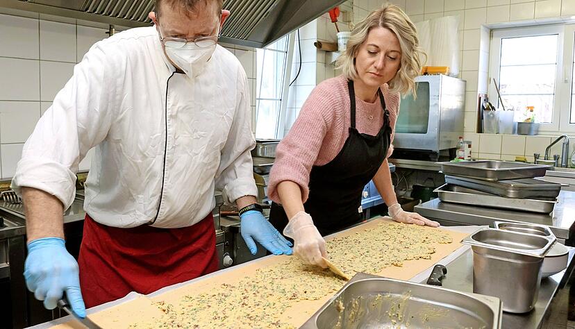 Bärlauch, Kartoffeln, Grünkern oder Lachs: Auf dem Hofgut Hohschön von Rüdiger Stahl werden verschiedene Sorten Maultaschen kreiert. Bärlauch, Kartoffeln, Grünkern oder Lachs: Auf dem Hofgut Hohschön von Rüdiger Stahl werden verschiedene Sorten Maultaschen kreiert.