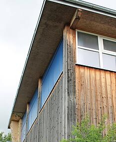 Die Sporthalle wurde fast komplett aus Holz gebaut.