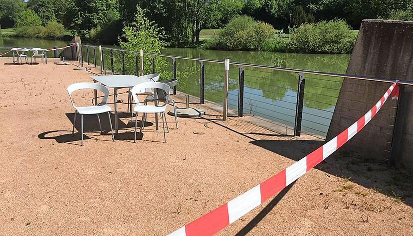 Die Situation ist ähnlich wie im vergangenen Jahr: Rund um das Bad Rappenauer Kurhaus könnte bei niedriger Inzidenz die Gastronomie geöffnet werden. Die Zahlen im Landkreis Heilbronn sprechen aber noch dagegen.
Foto: Archiv/Plapp-Schirmer Die Situation ist ähnlich wie im vergangenen Jahr: Rund um das Bad Rappenauer Kurhaus könnte bei niedriger Inzidenz die Gastronomie geöffnet werden. Die Zahlen im Landkreis Heilbronn sprechen aber noch dagegen.
Foto: Archiv/Plapp-Schirmer