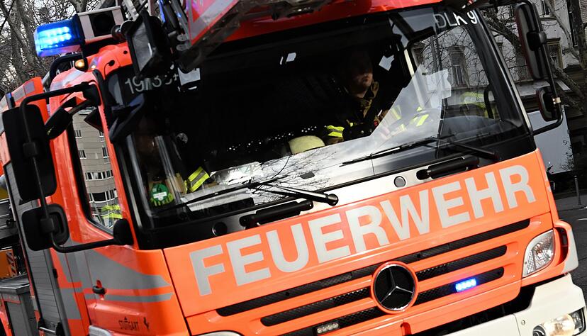 Die Feuerwehr ist mit zahlreichen Kr&auml;ften im Einsatz. (Symbolbild)