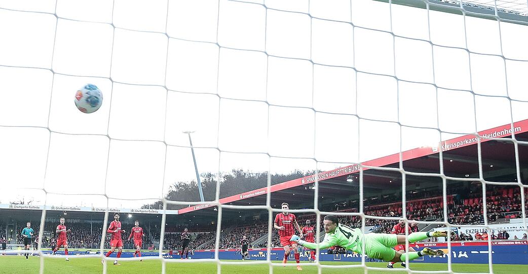 Heidenheim Torwart Ramaj streckte sich beim 0:1 durch K&ouml;nigsd&ouml;rffer vergeblich.