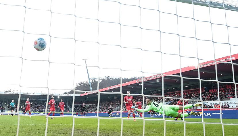 Heidenheim Torwart Ramaj streckte sich beim 0:1 durch K&ouml;nigsd&ouml;rffer vergeblich.