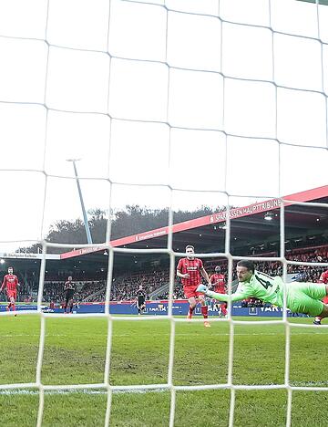 Heidenheim Torwart Ramaj streckte sich beim 0:1 durch K&ouml;nigsd&ouml;rffer vergeblich.