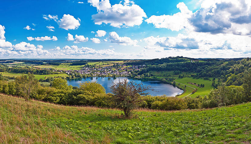 Ausflug in die Eifel? Das klingt in Kinder-Ohren doof. Vulkan-Eifel, aber hallo, das ist spannend. Foto: mojolo/stock.adobe.com Ausflug in die Eifel? Das klingt in Kinder-Ohren doof. Vulkan-Eifel, aber hallo, das ist spannend. Foto: mojolo/stock.adobe.com