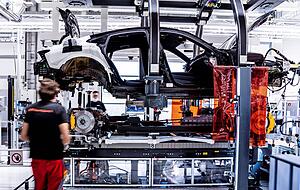 Die Hochzeit des E-Tron GT: Die Karosserie wird auf den Antriebsstrang
inklusive Batterie und Boden aufgesetzt.